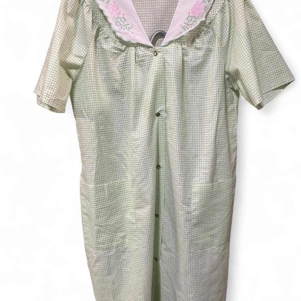 WOMENS VINTAGE GREEN CHECKED/SMOCKED HOUSE COAT WITH EMBROIDERED COLLAR‎ SIZE L